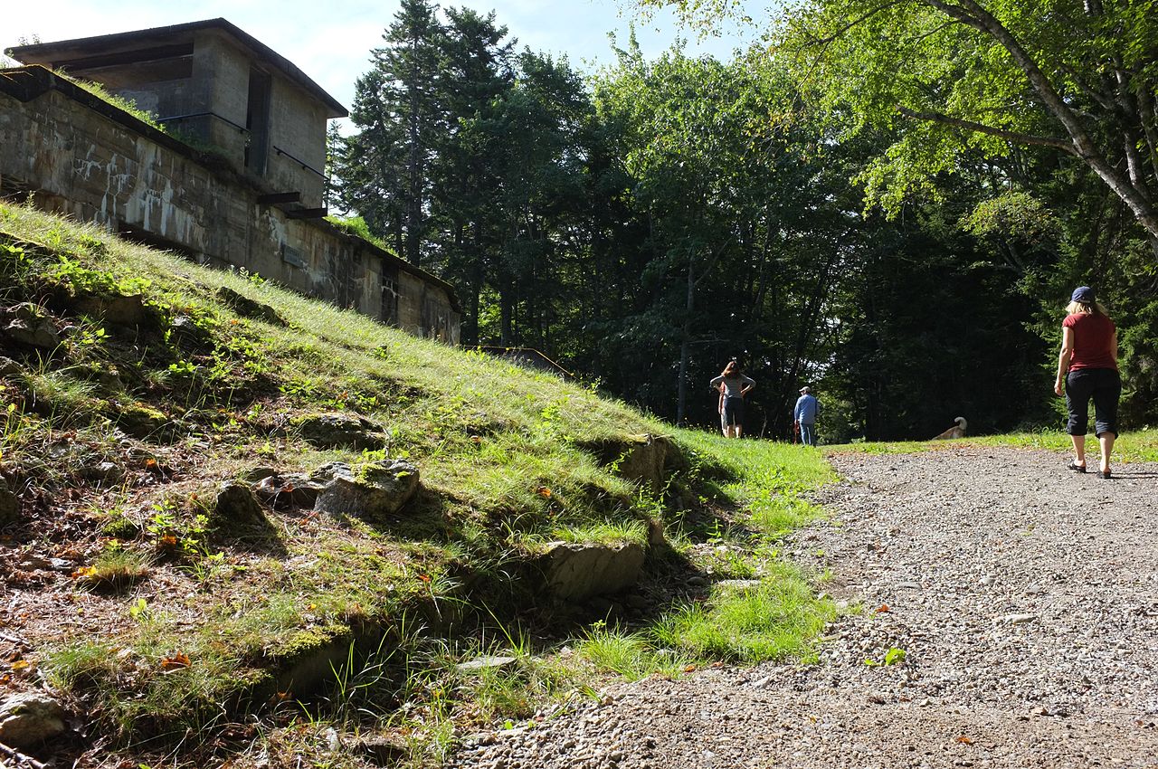 Tourists walking up to Fort Baldwin in Maine