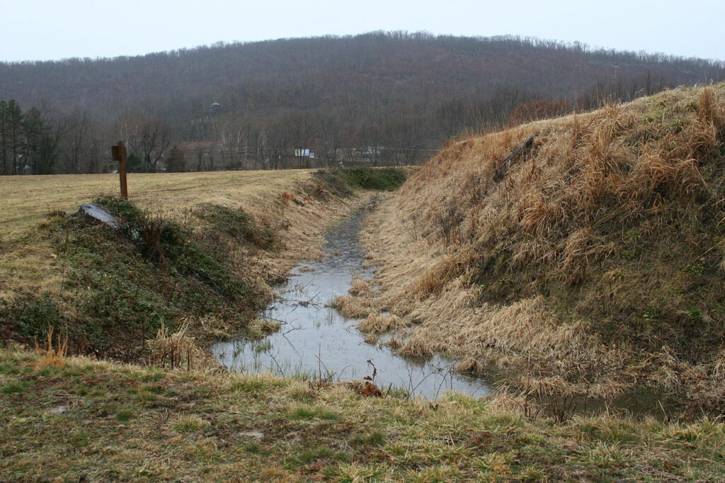 Fort Davidson earthworks and moat